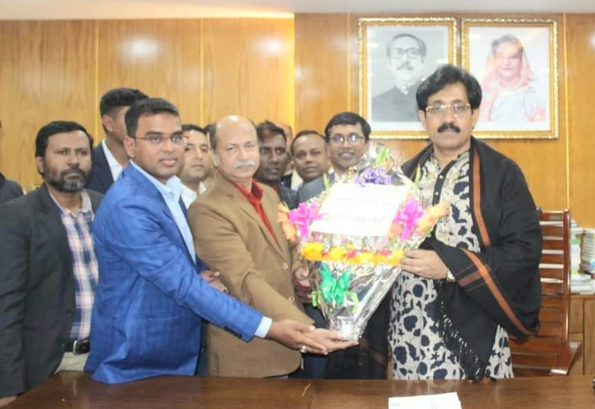 বঙ্গবন্ধুর প্রতিকৃতিতে শ্রদ্ধা শেষে উপাচার্যের সাথে নজরুল বিশ্ববিদ্যালয়ের কর্মকর্তা পরিষদ নেতৃবৃন্দের সাক্ষাৎ