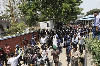 অস্ত্র–পোশাকসহ তারা ঢুকবে, নিরাপত্তা বাহিনী বসে থাকবে, তা কাম্য নয়: বান্দরবানে স্বরাষ্ট্রমন্ত্রী