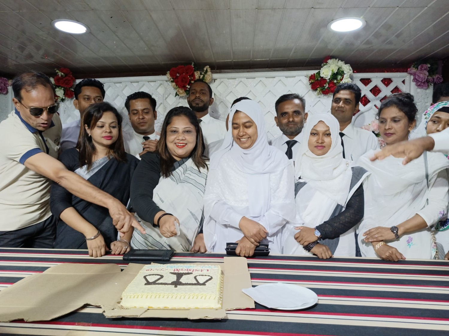 ময়মনসিংহ জেলা আইনজীবী সমিতির অপরাজেয় ২১ ব্যাচ'র আইনজীবীদের বর্ষপূর্তি উদযাপন