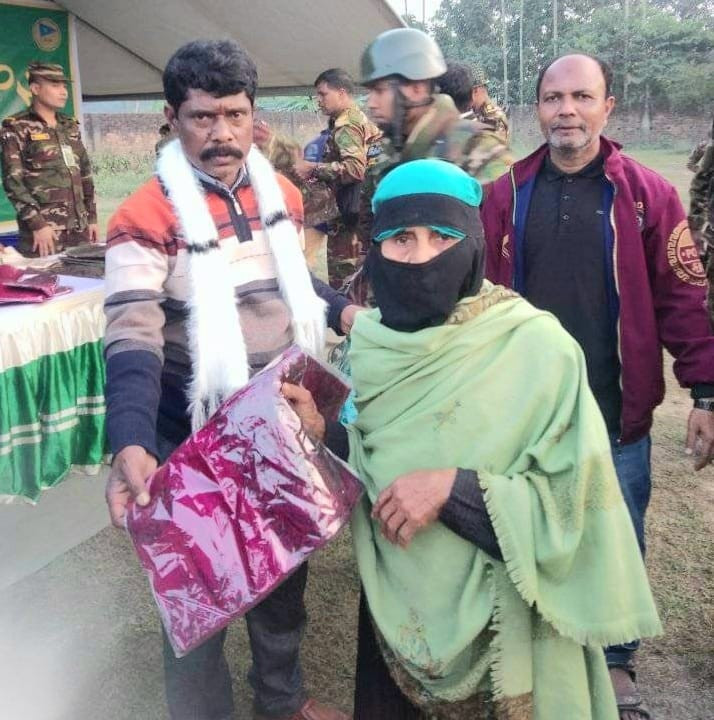 খাগডহর  ইউনিয়নে শীতার্তদের মাঝে চেয়ারম্যান বাদলের কম্বল বিতরণ