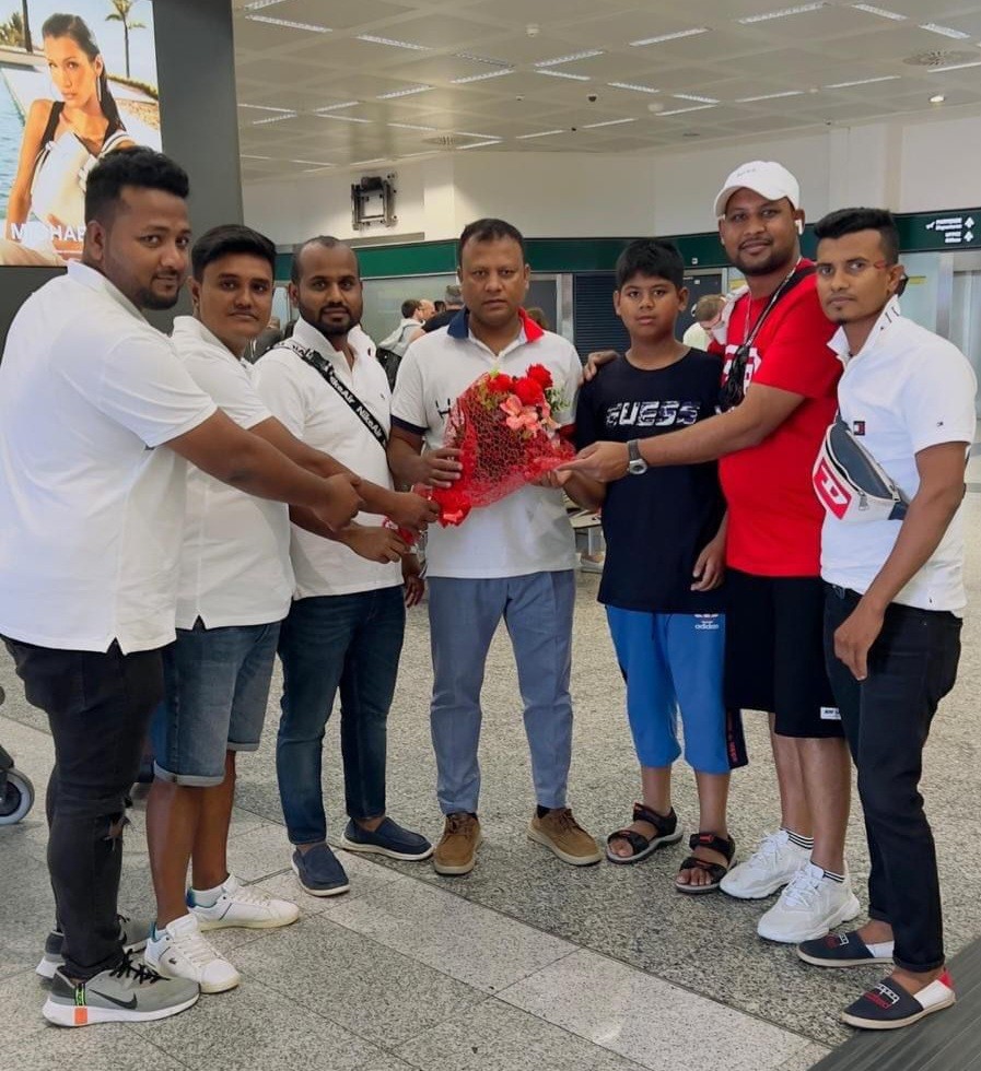 সপরিবারে দীর্ঘ ১মাস ২২ দিন বাংলাদেশ সফর শেষে আজকে ইতালী এসে পৌছেছেন, সোলাইমান হোসাইন