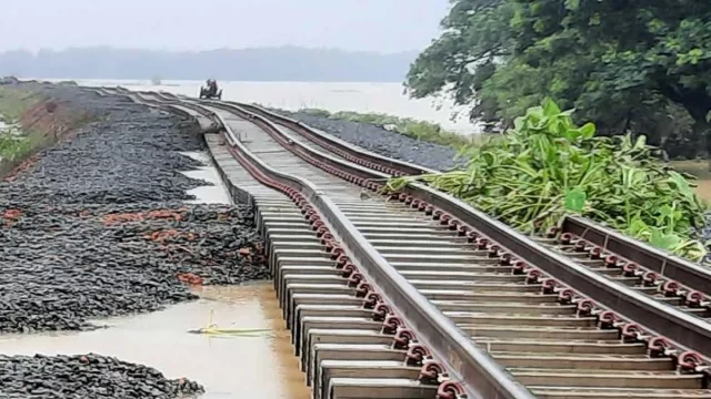 বন্যায় ক্ষতিগ্রস্ত হয়েছে চট্টগ্রাম কক্সবাজার রেললাইন