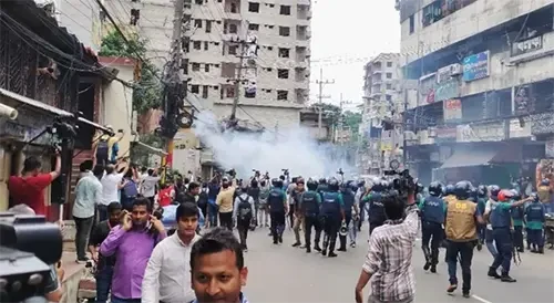 চট্টগ্রামে শিক্ষার্থীদের বিক্ষোভ, সংঘর্ষ, টিয়ারশেল নিক্ষেপ