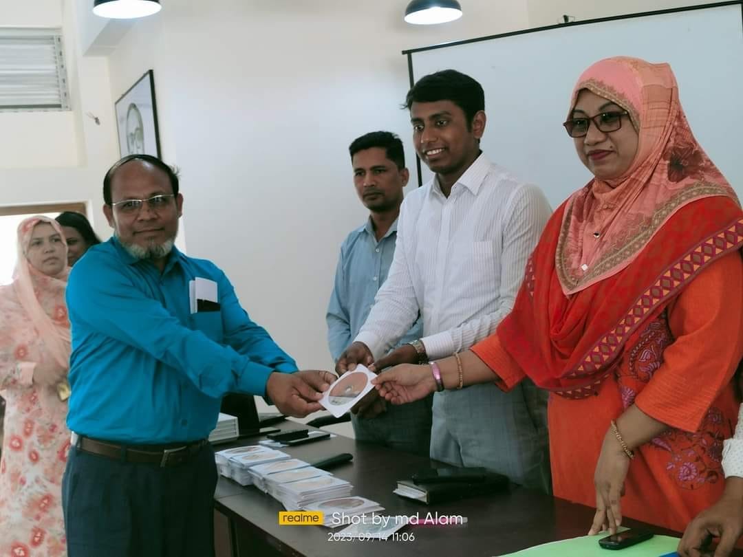 দক্ষতা নিশ্চিত করতে শিক্ষকদের প্রশিক্ষণ শেষে উপকরণ  প্রদান