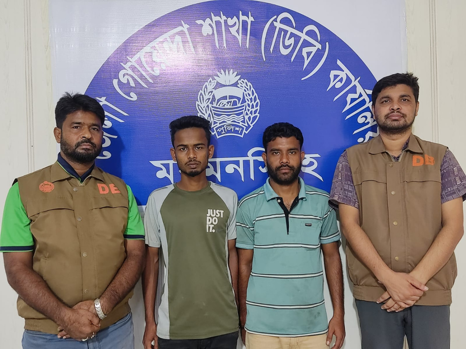 ময়মনসিংহে  ৪০ বস্তা ভারতীয় চিনি সহ ডিবির হাতে আটক- ২