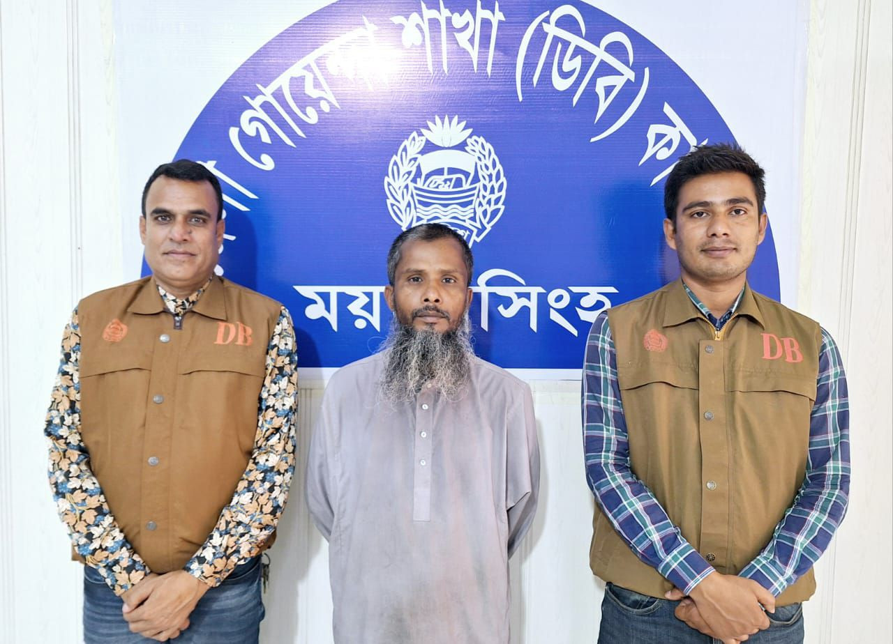 ময়মনসিংহ জেলা গোয়েন্দা সংস্থা ডিবি এর হাতে কথিত ভন্ড পীর গ্রেফতার