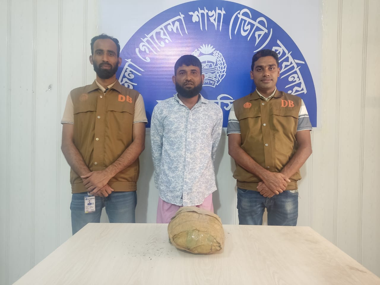 ময়মনসিংহ ডিবির অভিযানে ০১ কেজি গাঁজাসহ গ্রেফতার-০১
