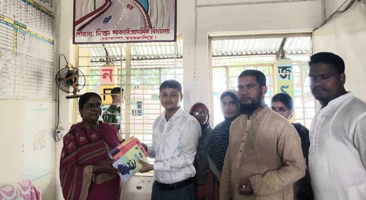 তারাকান্দায় শিক্ষার্থীদের মাঝে মুক্তিযুদ্ধ বিষয়ক বই বিতরণ করলেন ইউএনও
