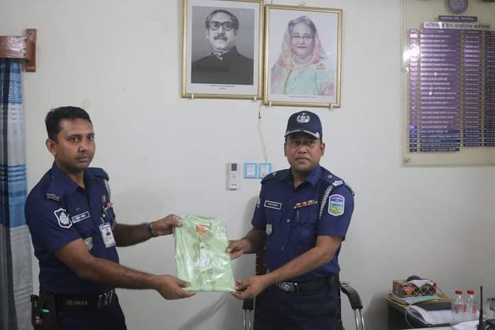 পুলিশ সদস্যদের ঈদ উপহার দিলেন তারাকান্দা থানার ওসি ওয়াজেদ আলী