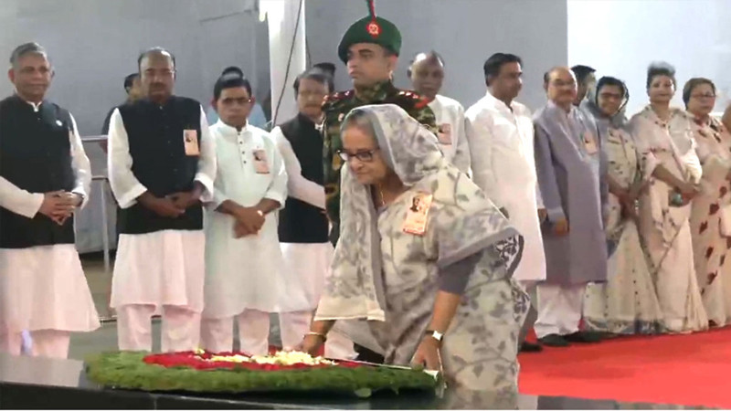 দফা দিবস: বঙ্গবন্ধুর প্রতিকৃতিতে প্রধানমন্ত্রীর শ্রদ্ধা