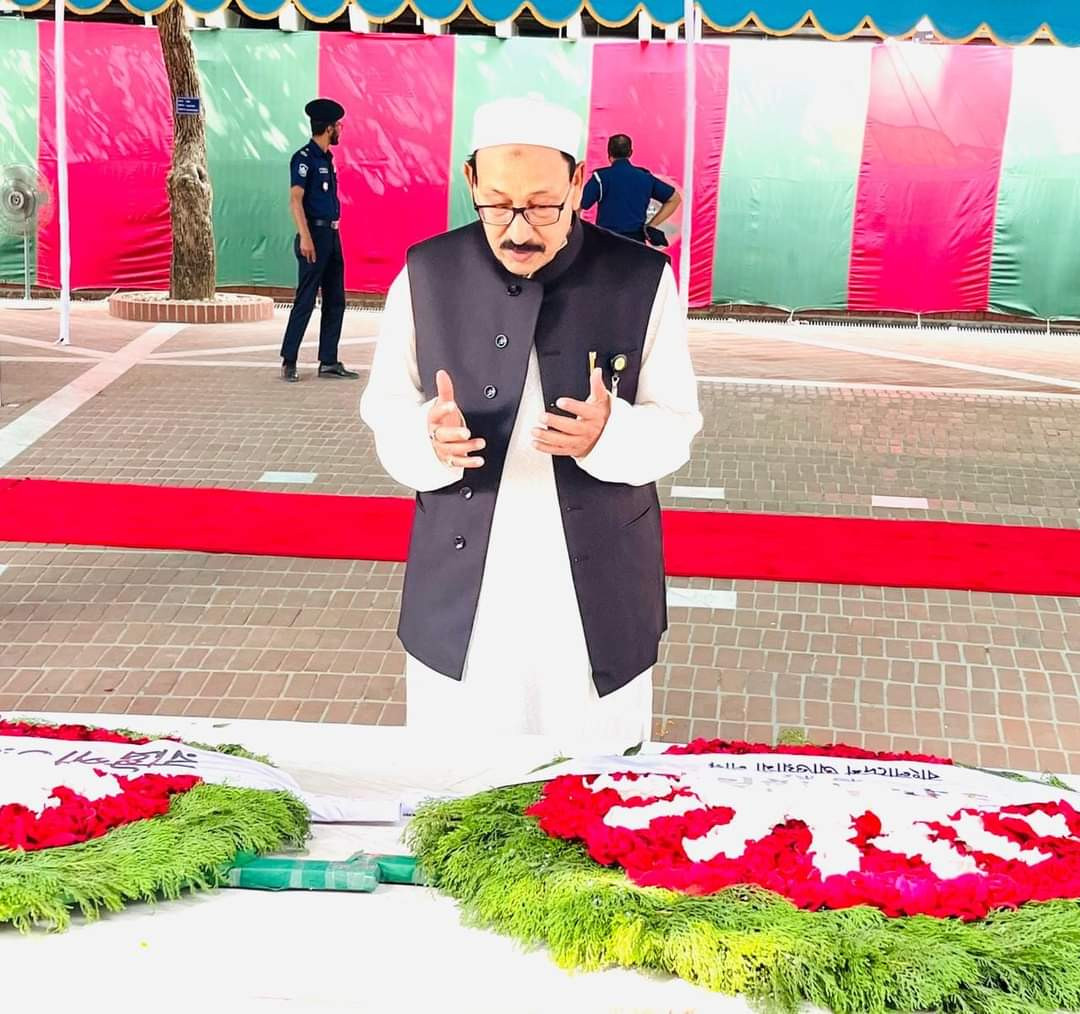জাতির পিতার সমাধিতে স্হানীয় সরকার মন্ত্রণালয় সম্পর্কিত স্হায়ী কমিটির সভাপতির শ্রদ্ধা নিবেদন।