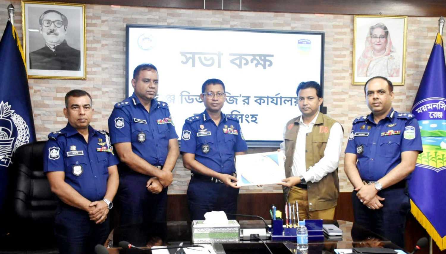 ময়মনসিংহ জেলা গোয়েন্দা সংস্থা (ডিবি) এর ওসি মোঃ ফারুক হোসেন রেঞ্জ ডিআইজি কর্তৃক পুরস্কৃত
