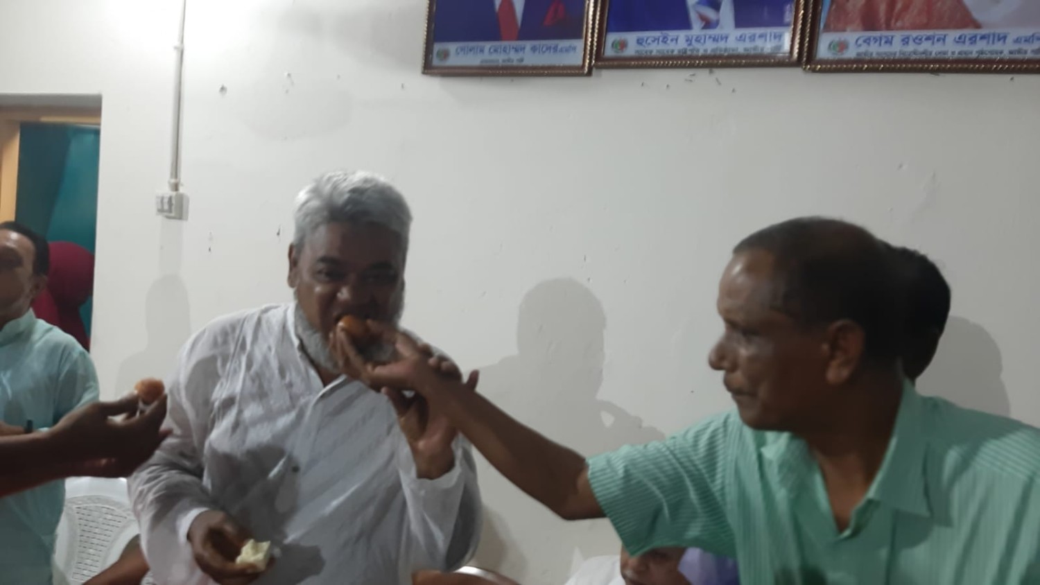 রওশন জাপার চেয়ারম্যান হওয়ায় ময়মনসিংহে মিষ্টি বিতরণ।।