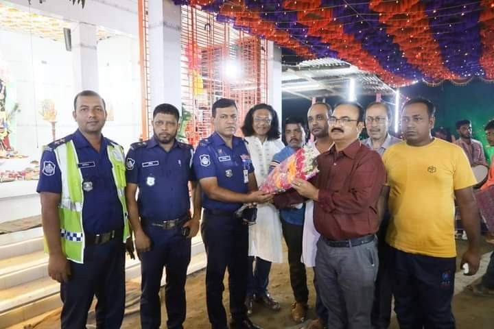 পুজা মন্ডপের নিরাপত্তায় নিয়মিত ওসি কামালের টহল।