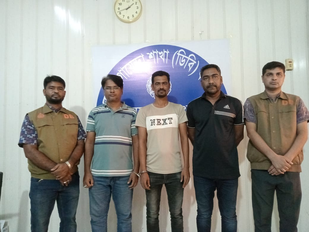 ময়মনসিংহ   ডিবির হাতে সাবেক দুই কাউন্সিলরসহ আটক ৩ জন,  বিদেশী অস্ত্র ও গুলি উদ্ধার