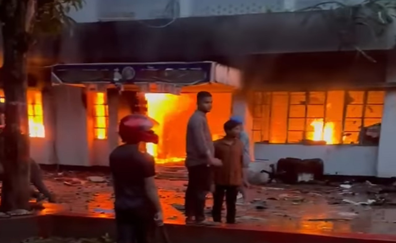 লোহাগাড়া থানা ও উপজেলা ভবনে আগুন