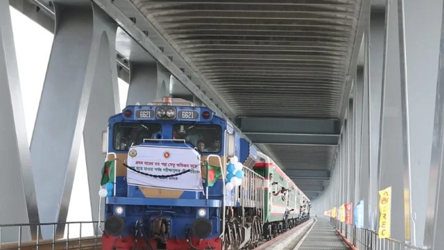 ঢাকা টু মাওয়ায় প্রথম বারের মতো যাত্রী নিয়ে পদ্মা সেতু হয়ে ছুটলো ট্রেন-