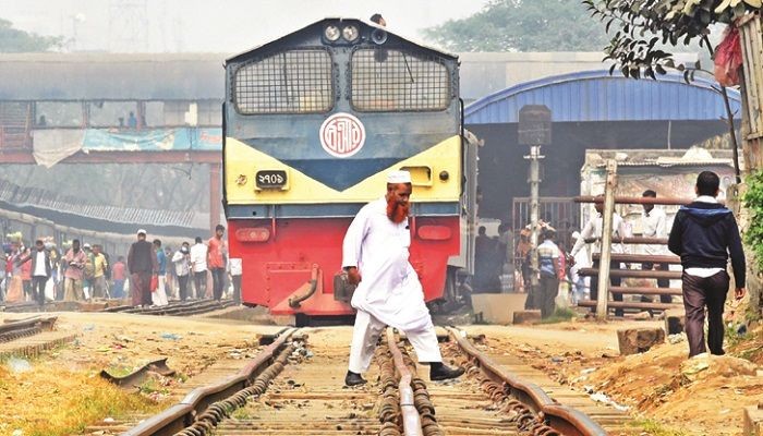 রাজধানীর মহাখালীতে ট্রেনের ধাক্কায় তিন পথশিশুর মৃত্যু হয়েছে।