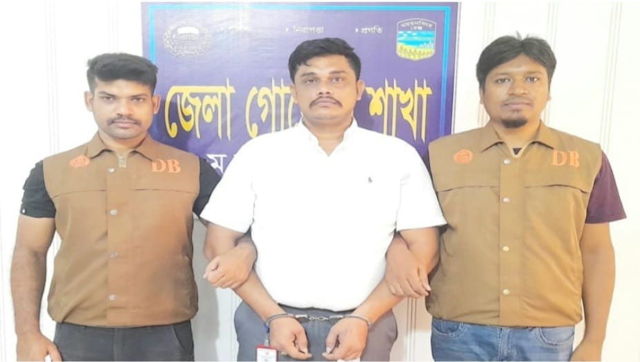সচিব সেজে প্রতারণা, অবশেষে ধরা খেলেন ডিবির হাতে
