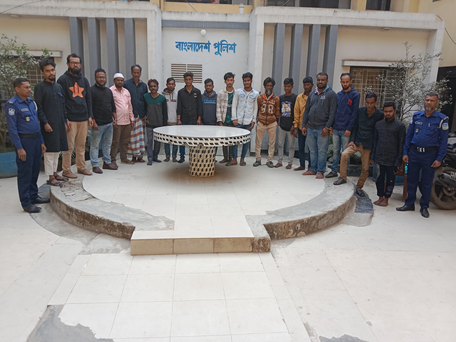 ময়ময়নসিংহ কোতোয়ালী মডেল থানা পুলিশের অভিযানে গ্রেফতার - ১৮