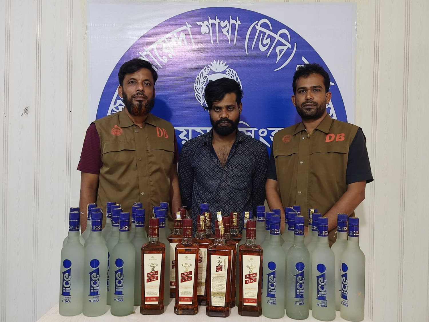 ময়মনসিংহে ডিবির অভিযানে ৪০ বোতল ভারতীয় মদ সহ গ্রেফতার-০১