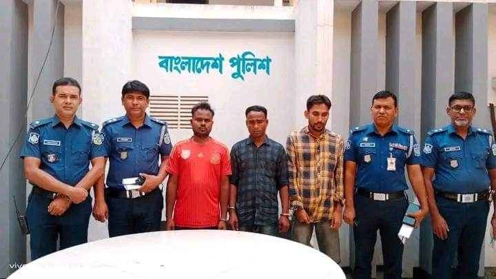 ময়মনসিংহে পুলিশের অভিযানে  মাইক্রোতে যাত্রী তুলে লুটের অভিযোগে গ্রেফতার-৪