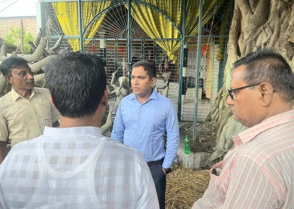 ত্রিশালে  মন্দিরে পুজাঁ মন্ডপ তৈরীর কার্যক্রম পরিদর্শন করলেন ইউএনও জুয়েল