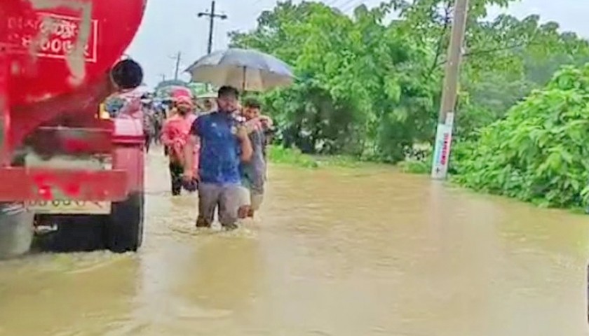 পাহাড়ি ঢলে চট্টগ্রাম কক্সবাজার রোড যান চলাচল বন্ধ