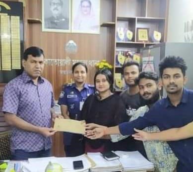 কিশোরীদের স্বাস্থ্য সুরক্ষায় অনুদান দিলেন কোতোয়ালী থানার ওসি কামাল।