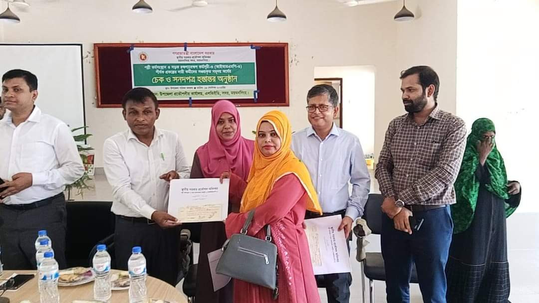 ময়মনসিংহ সদরে এলজিইডির আরইআরএমপি -৩ প্রকল্পের কর্মীদের মাঝে চেক ও সনদপত্র বিতরন।