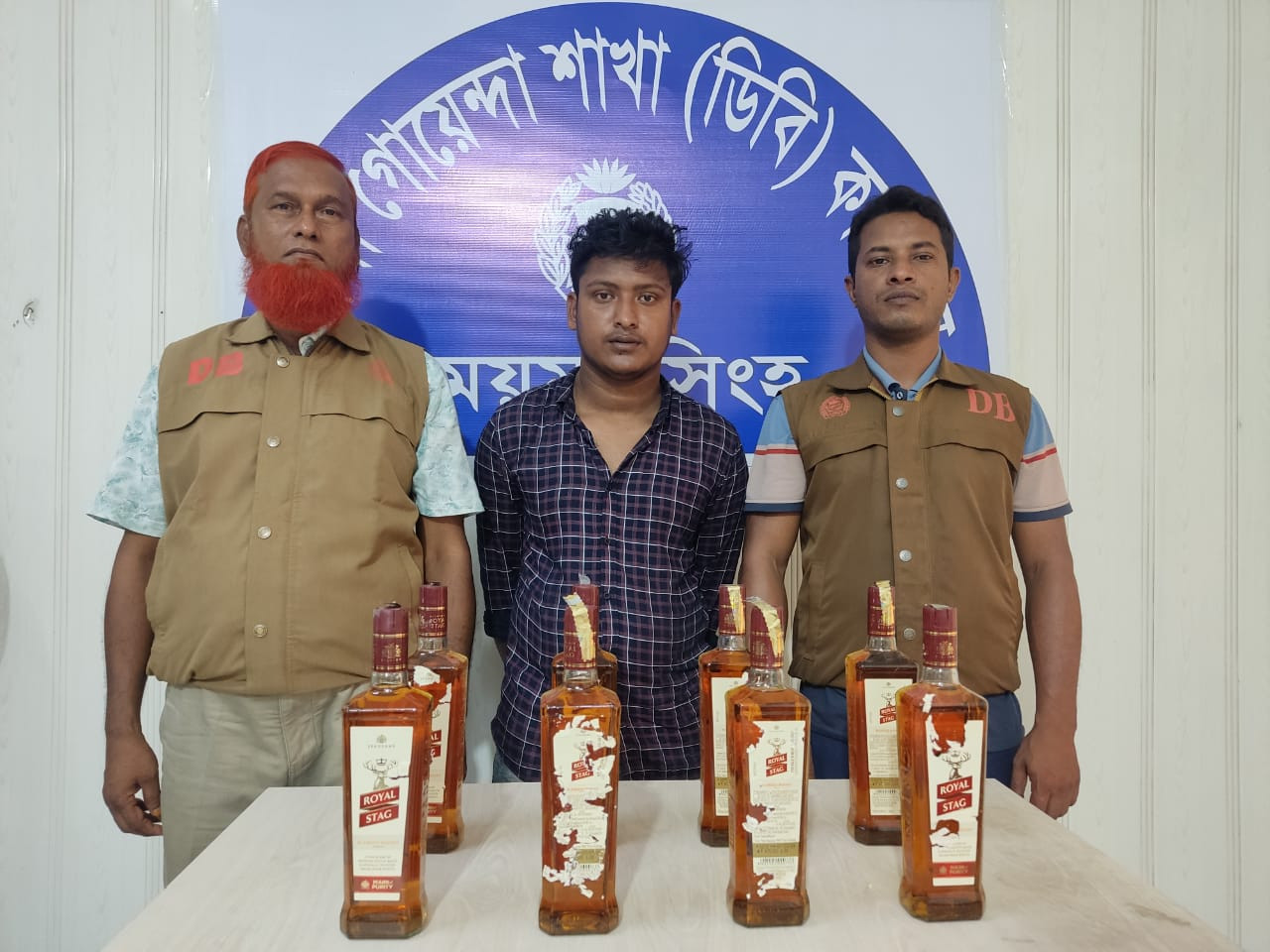 জেলা গোয়েন্দা শাখা, ময়মনসিংহ এর অভিযানে ০৮ বোতল ভারতীয় মদসহ গ্রেফতার-০১
