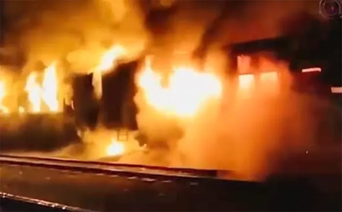 জামালপুরের সরিষাবাড়ীতে আন্তঃনগর যমুনা এক্সপ্রেস  ট্রেনে আগুন দিয়েছে দূর্বৃত্তরা।