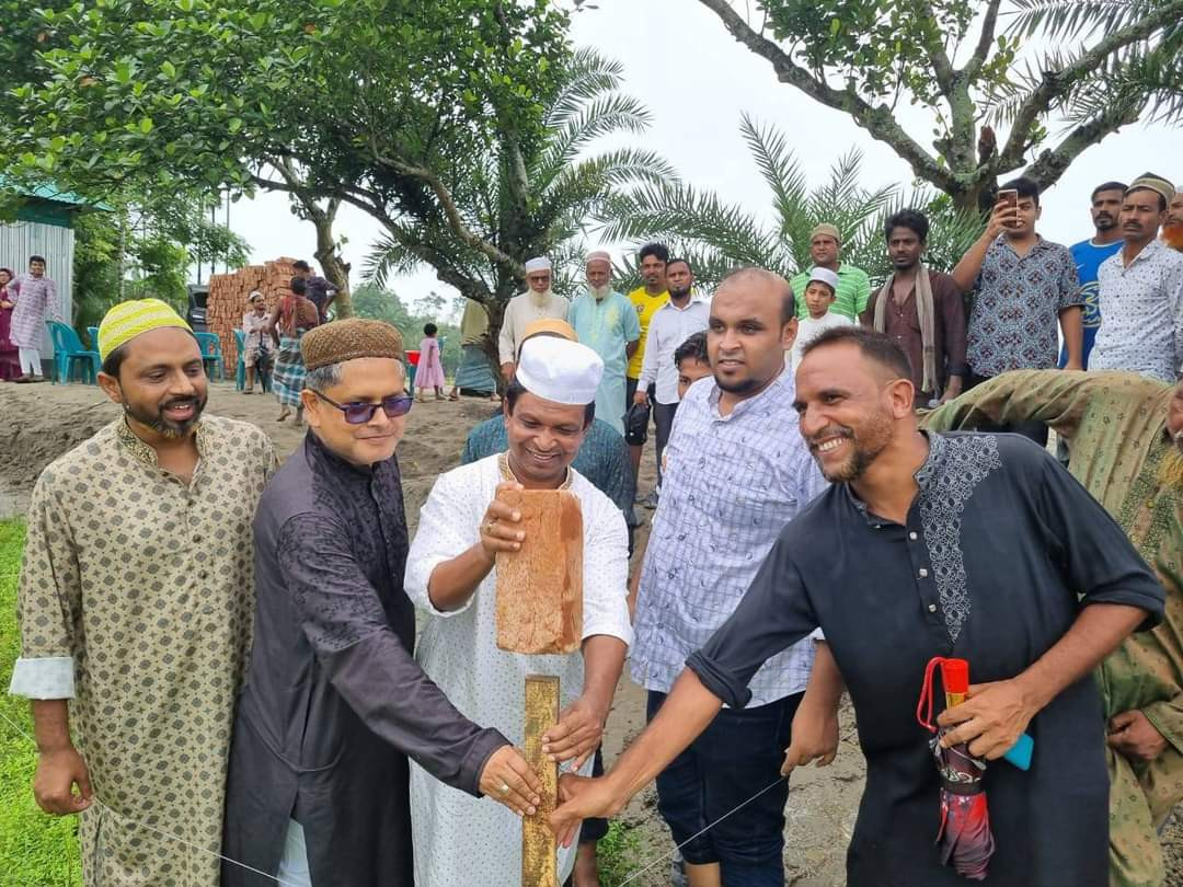 বৃষ্টিতে ভিজে ভাবখালীতে উপজেলা চেয়ারম্যান ও পিআইও'র উন্নয়ন কাজ পরিদর্শন