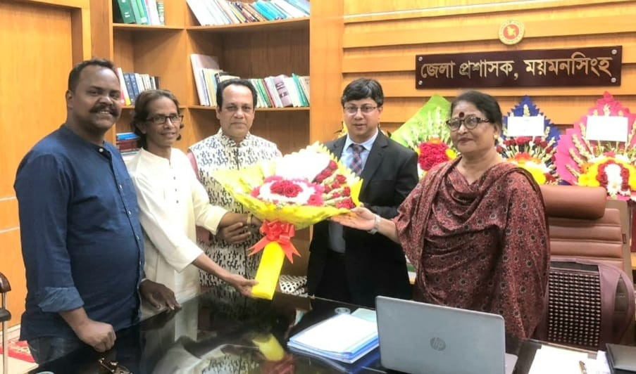 ময়মনসিংহে নবাগত ডিসিকে শিল্পকলা একাডেমির ফুলেল শুভেচ্ছা