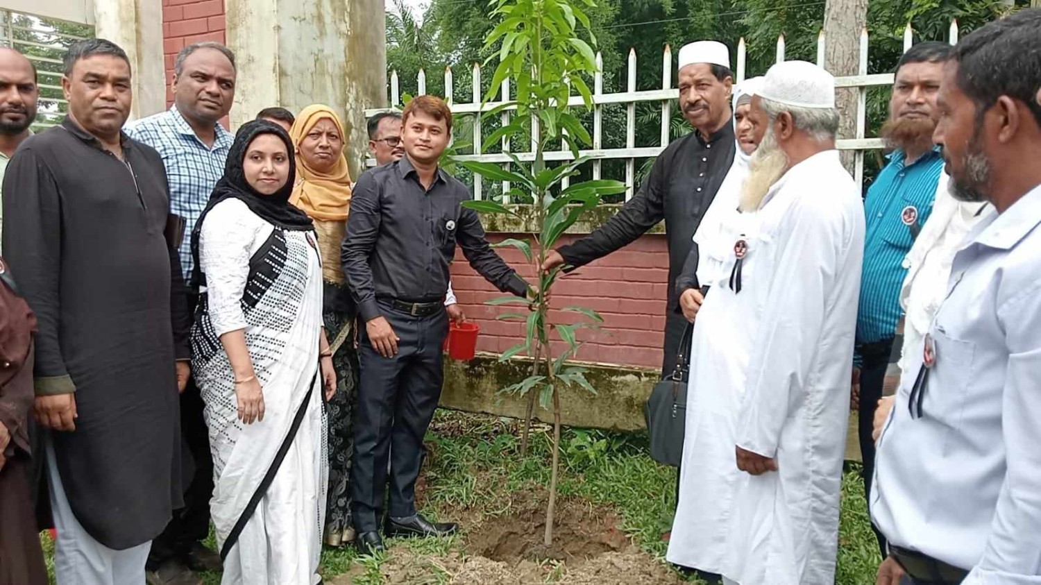 জাতীয় শোক দিবসে তারাকান্দার ২১৪ টি শিক্ষা প্রতিষ্ঠানে ইউএনও'র সহস্রাধিক  বৃক্ষ রোপন