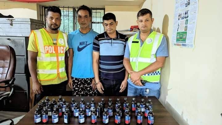 ময়মনসিংহে ৩৮ বোতল ফেনসিডিলসহ ২ মাদক ব্যবসায়ী গ্রেফতার করেছে কোতোয়ালি পুলিশ