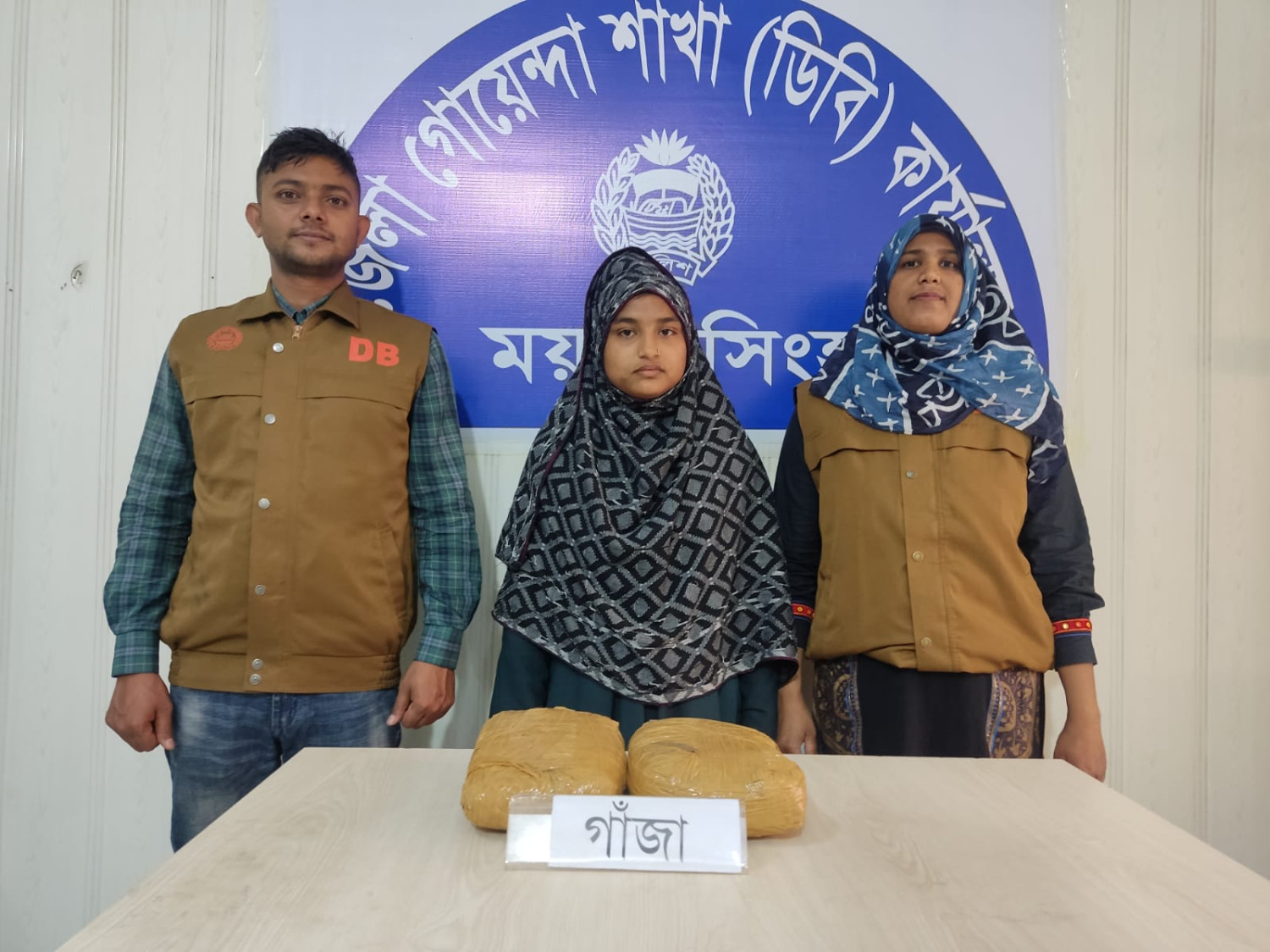 ময়মনসিংহে ডিবির   অভিযানে ২ কেজি গাঁজসহ গ্রেফতার-০১