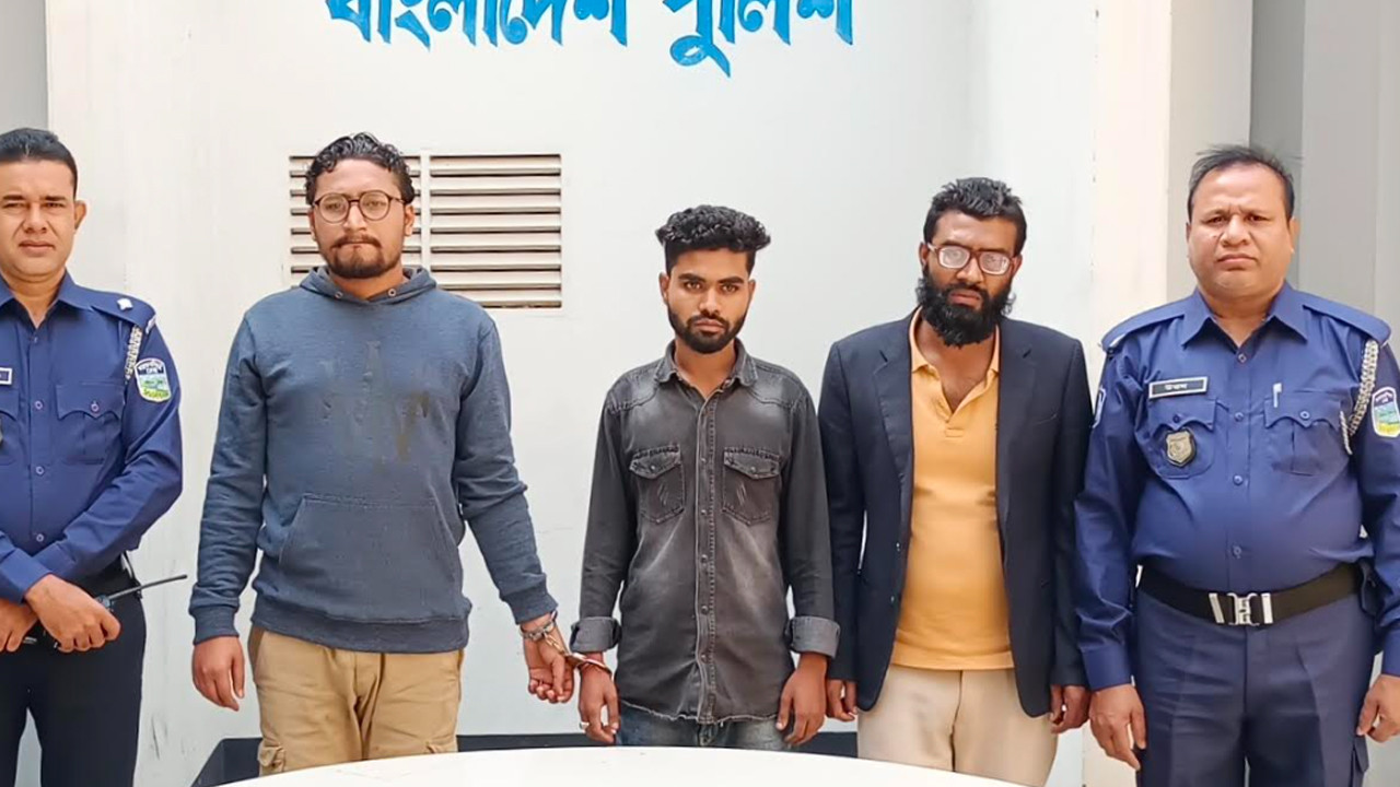 ময়মনসিংহে পেট্রোল বোমাসহ ৩ ছাত্রদল নেতা গ্রেপ্তার