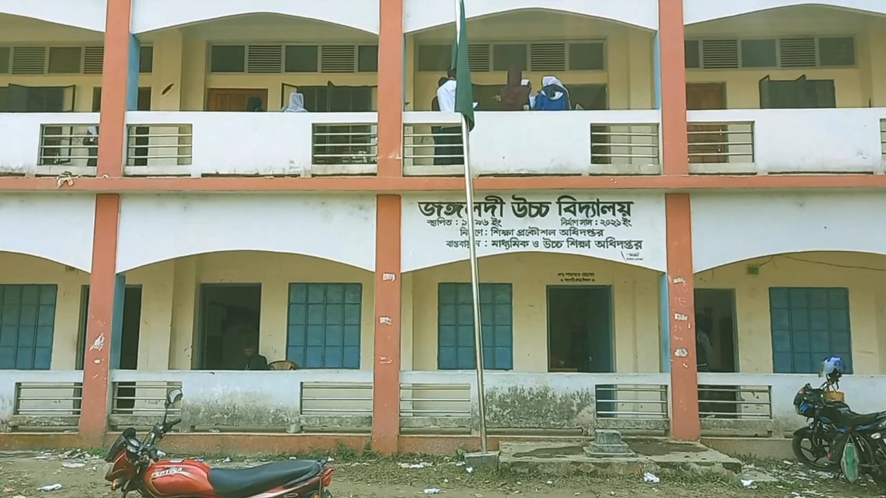 নিজের প্রতিষ্ঠিত স্কুলে চাকুরী হারালেন শিক্ষক