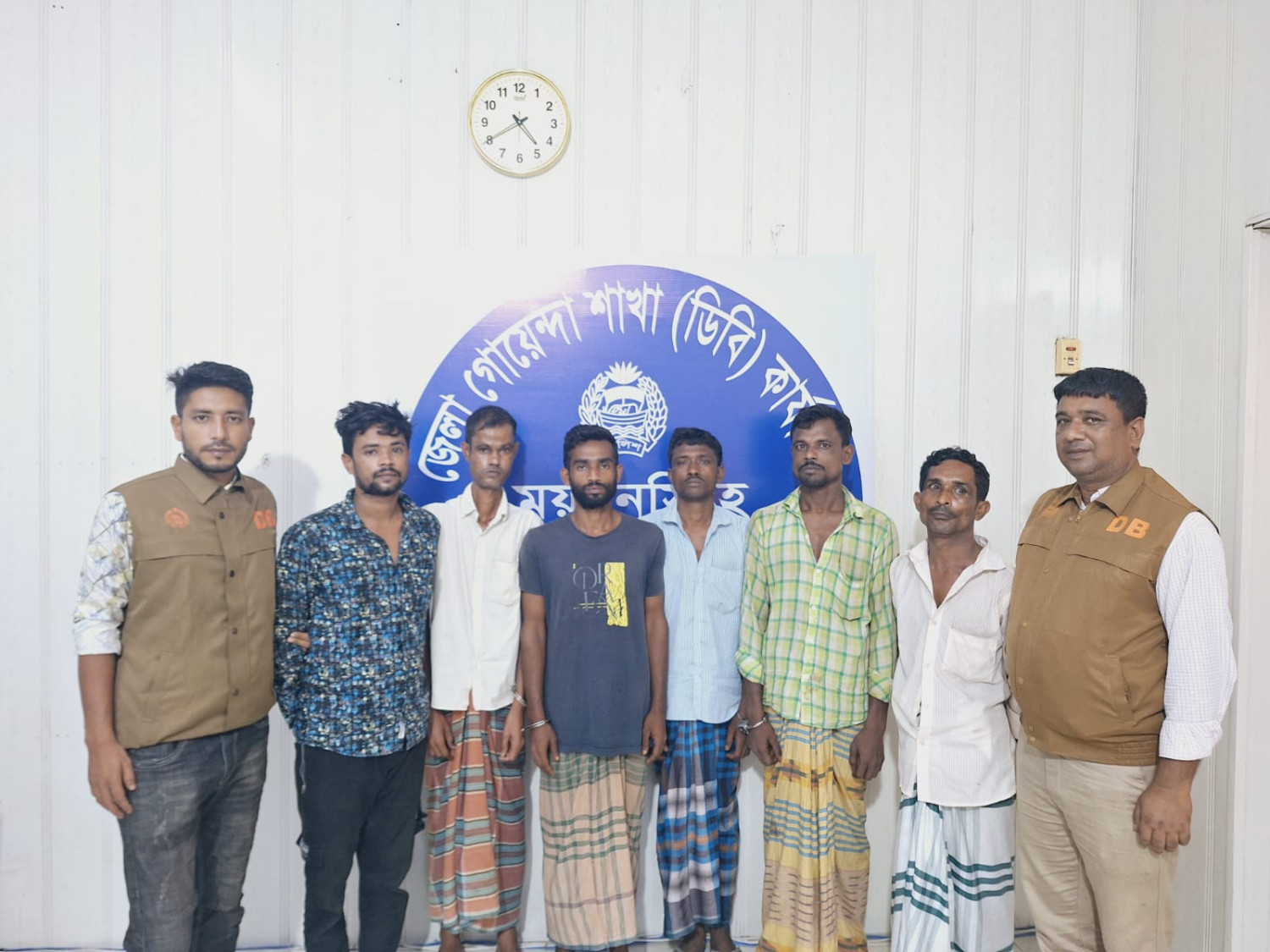 ময়মনসিংহ  ডিবির অভিযানে ১৪০ পিস ইয়াবা, ০১  কেজি গাঁজা ও ০৫ গ্রাম হেরোইনসহ গ্রেফতার-০৬
