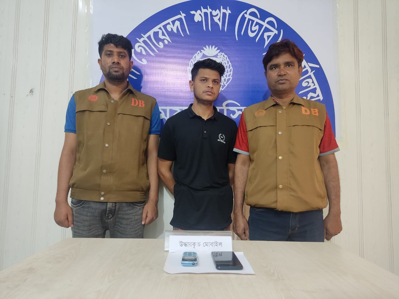 ময়মনসিংহ জেলা গোয়েন্দা সংস্থা( ডিবি) হাতে ডিজিটাল প্রতারক গ্রেফতার