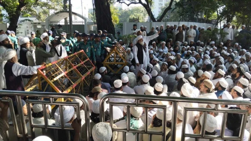 মাওলানা সাদকে আনার অনুমতির দাবিতে সড়কে অনুসারীরা